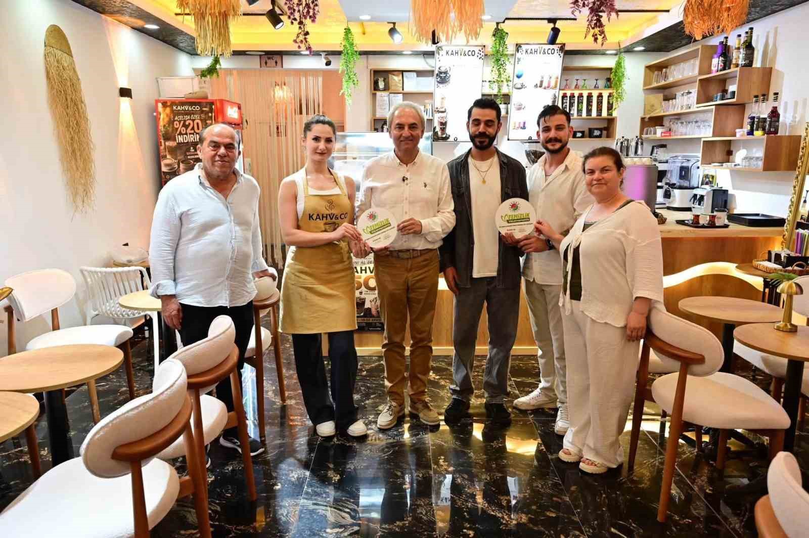 Kocagöz, "Temizlik Kirletmemektir" kampanyasını Kültür Kafeler Caddesi esnafına tanıttı