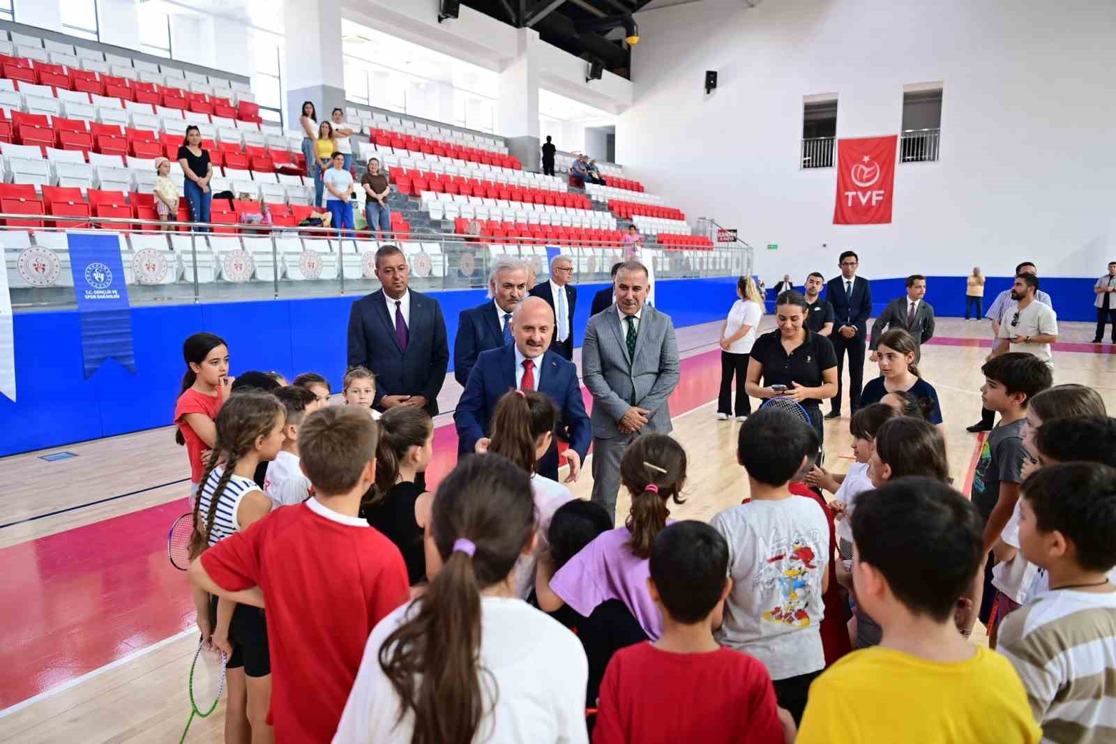 Vali Varol, S&ouml;ke Gen&ccedil;lik ve Spor Kompleksi&rsquo;nde incelemelerde bulundu