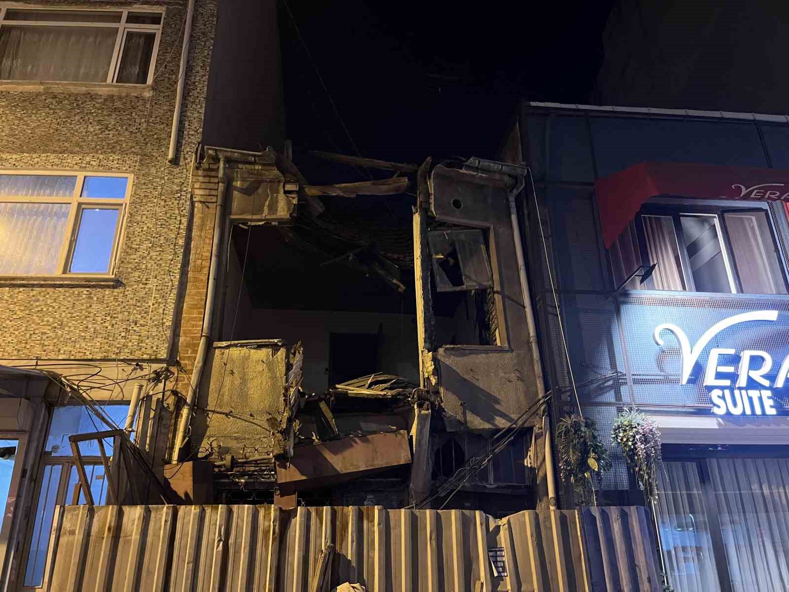 Bakırk&ouml;y&rsquo;de metruk binanın &ccedil;&ouml;kme anı kamerada