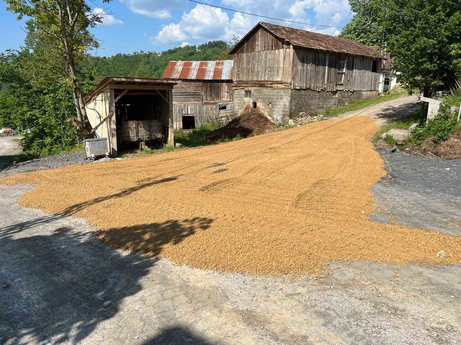Düzce’nin köylerinde asfalt çalışması sürüyor