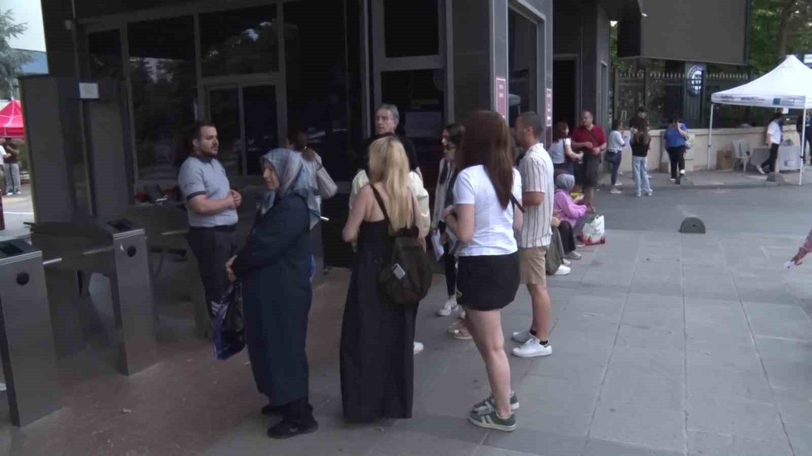 Okul önlerinde heyecanlı YKS bekleyişi başladı