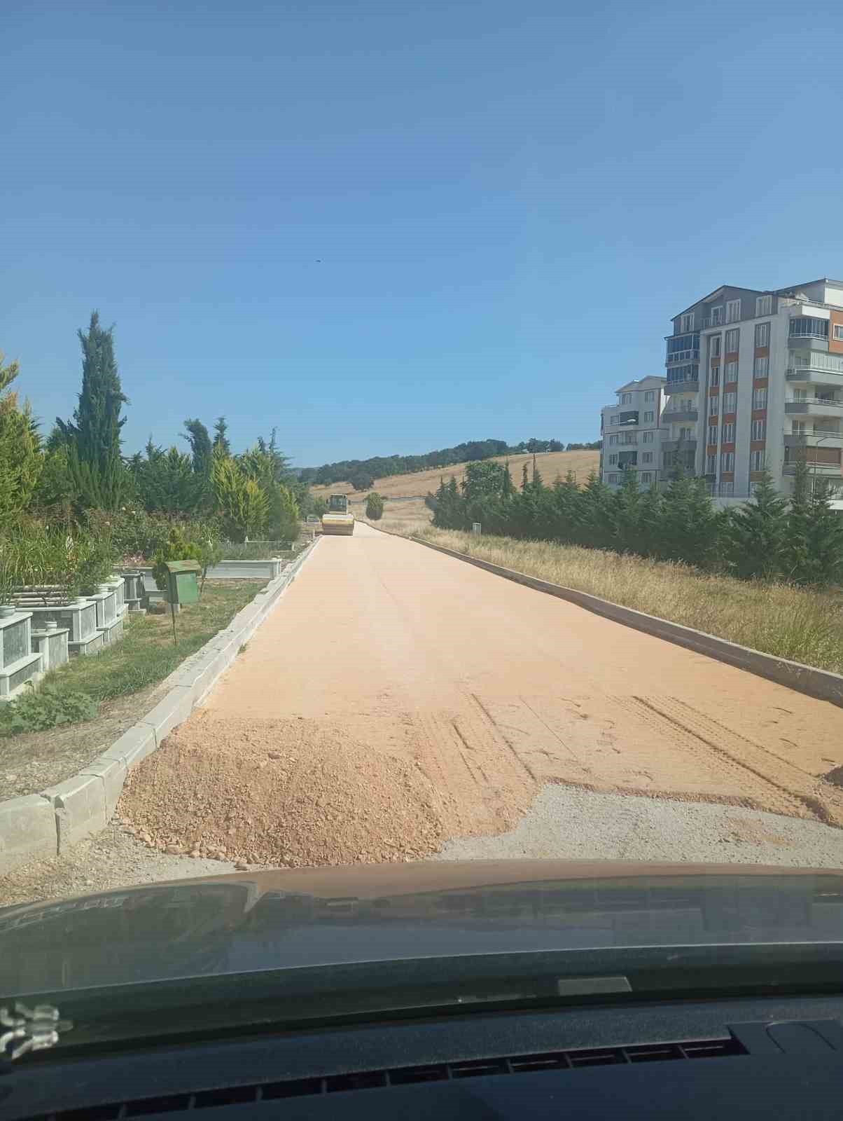 Hamitler Kent Mezarlığı’ndaki ara yollara soğuk asfalt atılıyor