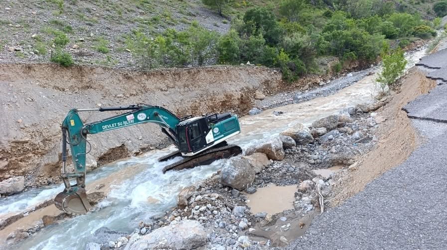 Başbağlar Grup Köy Yolunda onarım çalışmaları sürüyor