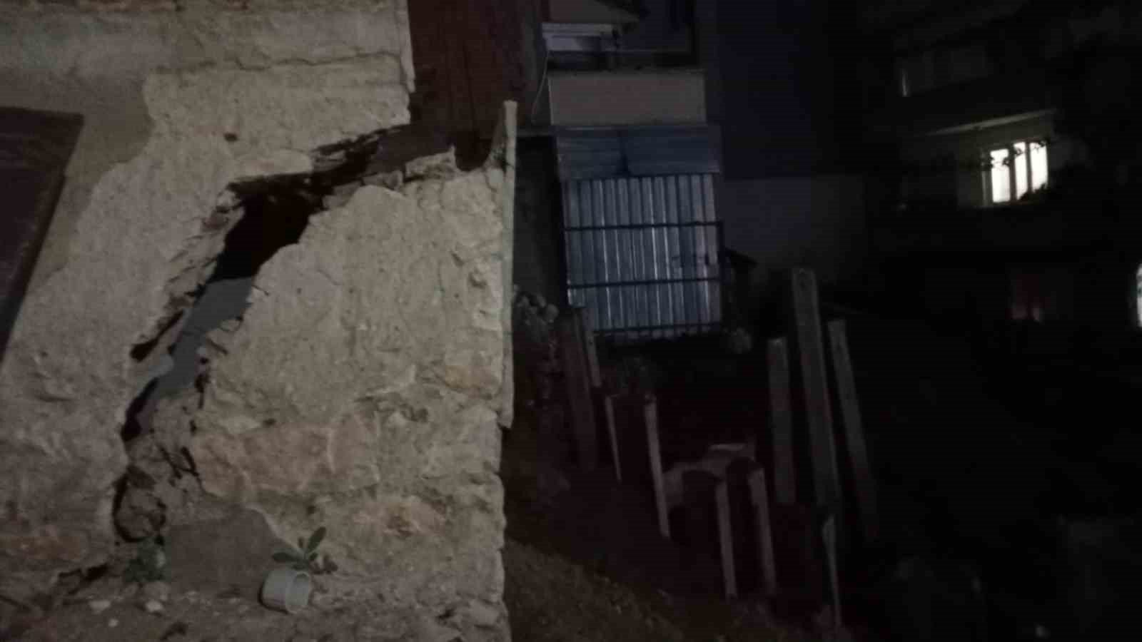 Bilecik&rsquo;te temel kazısı yapılan sokağın yanındaki 3 katlı bina tahliye edildi