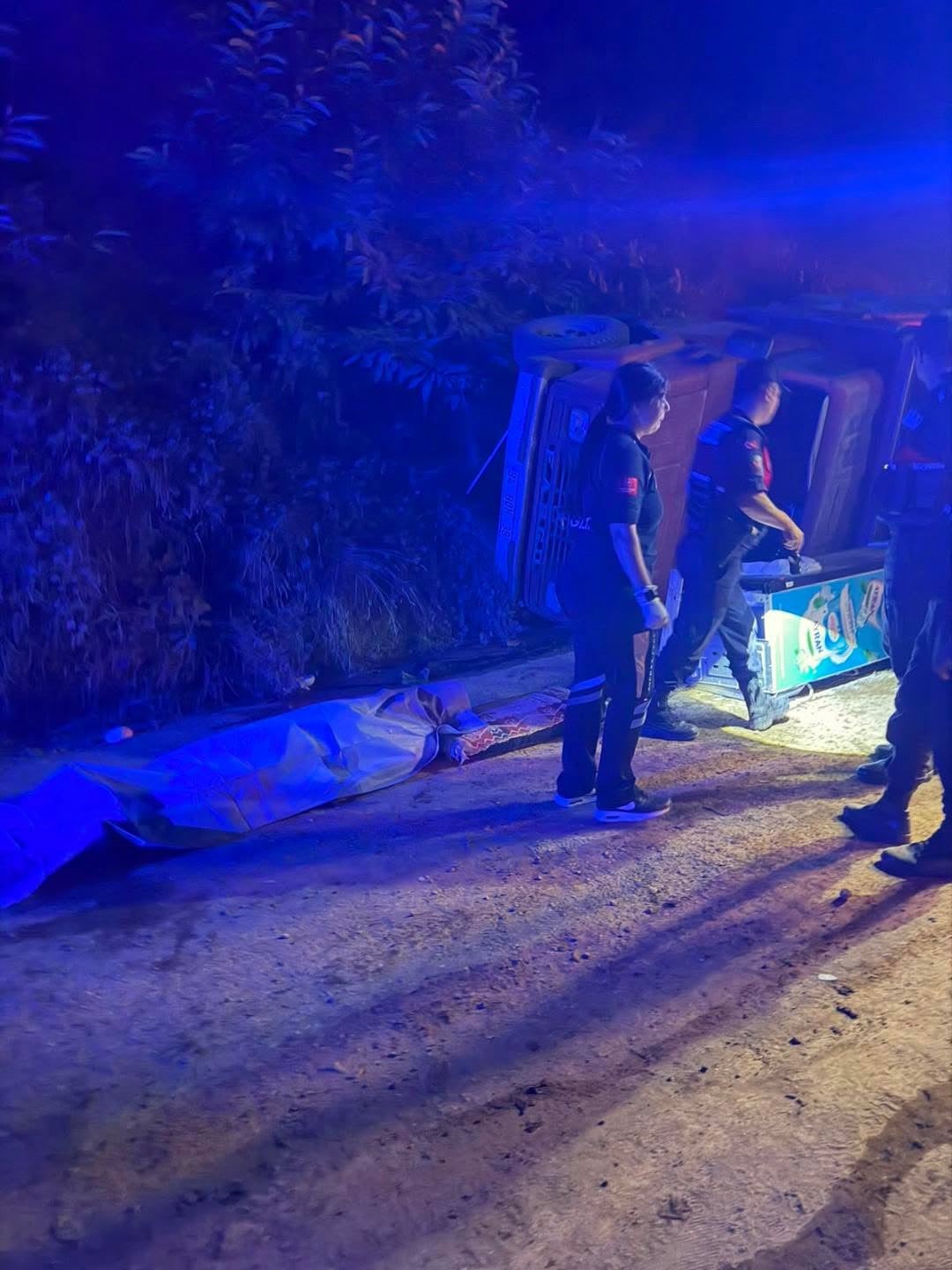 Yayla dönüşünde devrilen kamyonetteki 1 kişi hayatını kaybetti, 1 kişi yaralandı