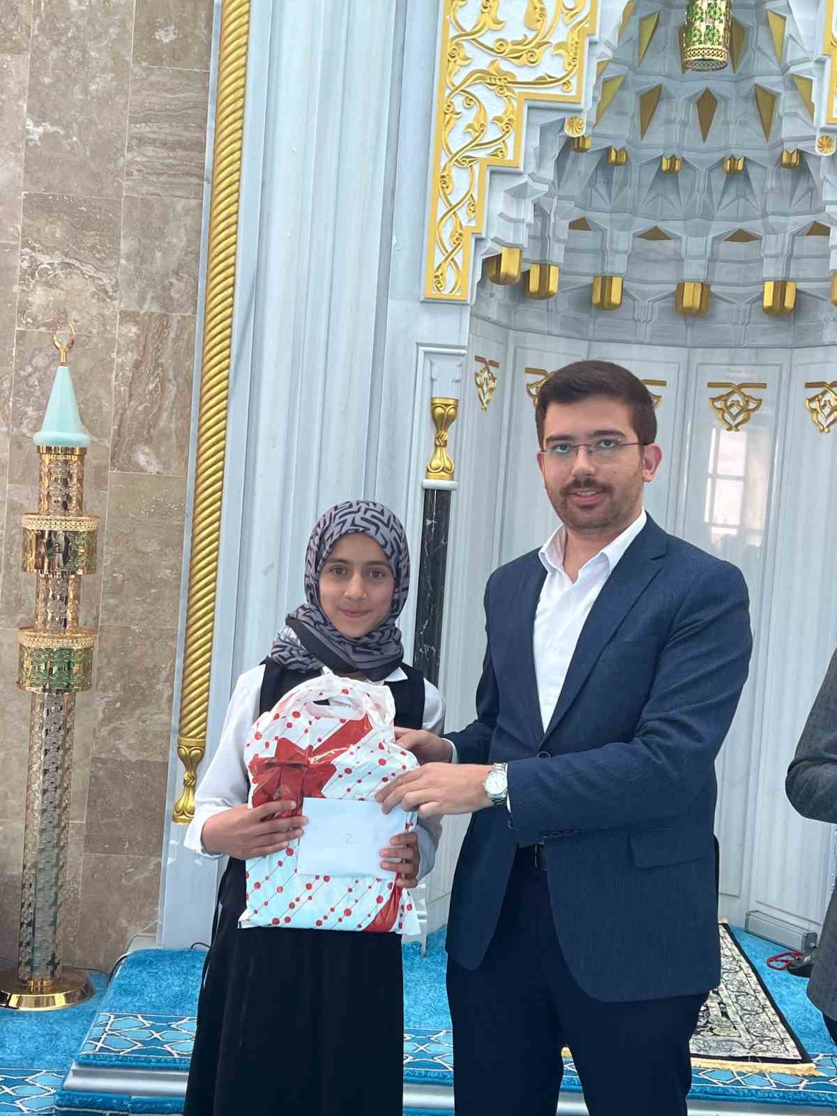 &Ccedil;aldıran&rsquo;da yaz Kur&rsquo;an kursu &ouml;ğrencileri hadis-i şerifleri ezbere okudu