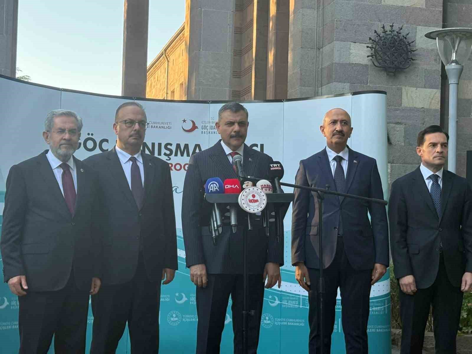 İçişleri Bakanı Çiftçi: "Okullardaki bahçe görevlilerimiz gerektiğinde arama yapabilsin diye 2 bin 800 tane el dedektörü dağıttık"