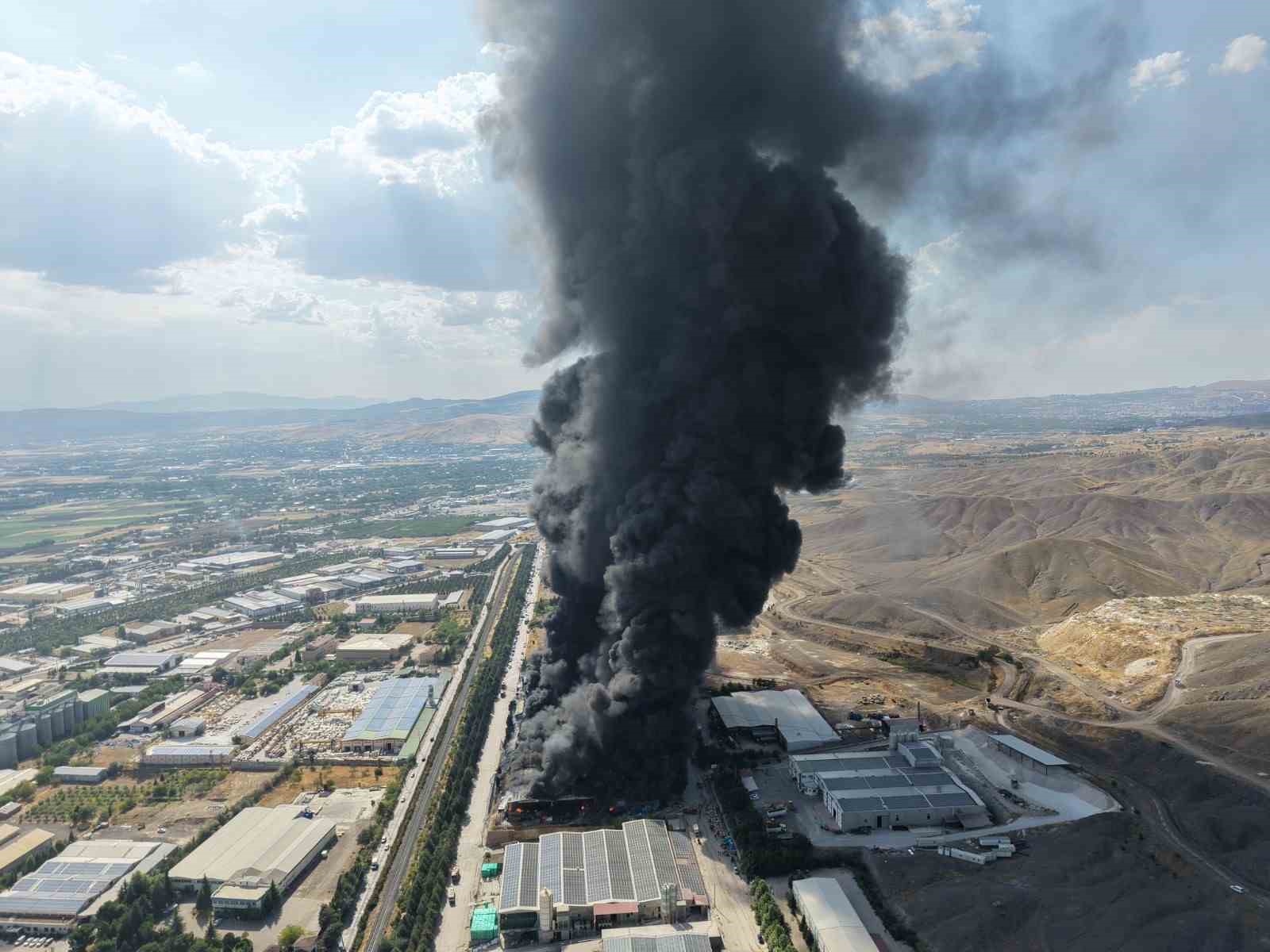 Elazığ&rsquo;da yanan yalıtım fabrikası havadan g&ouml;r&uuml;nt&uuml;lendi