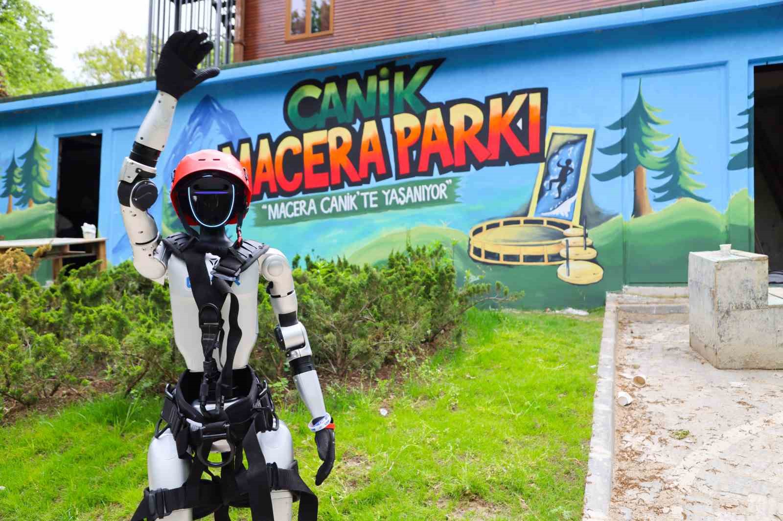 T&uuml;rkiye&rsquo;nin n&uuml;fusa kayıtlı ilk insansı robotu Canik Macera Parkı&rsquo;nda: İlk o deneyimledi