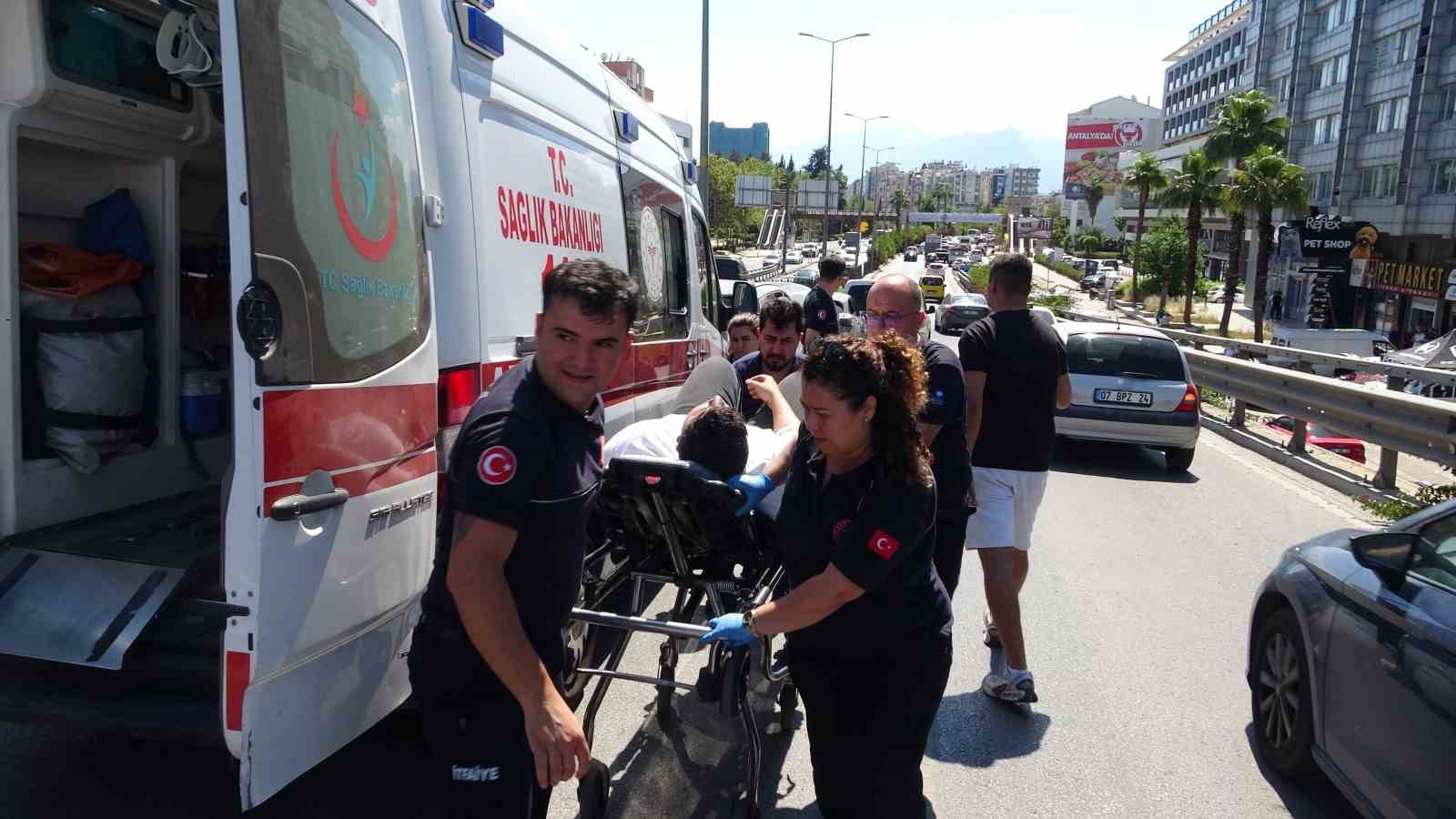 &Uuml;st ge&ccedil;itte 4 ara&ccedil; birbirine girdi: 1 yaralı