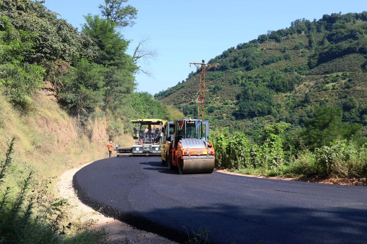 Ordu Büyükşehir, 2 ilçede mahalleleri bağlayan yolu sıcak asfaltla buluşturdu