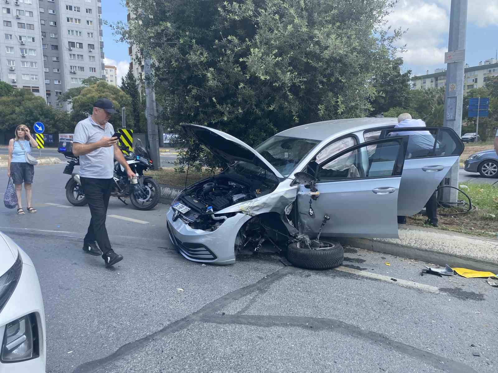 Bakırköy’de ticari taksi ve otomobil çarpıştı: 1 yaralı
