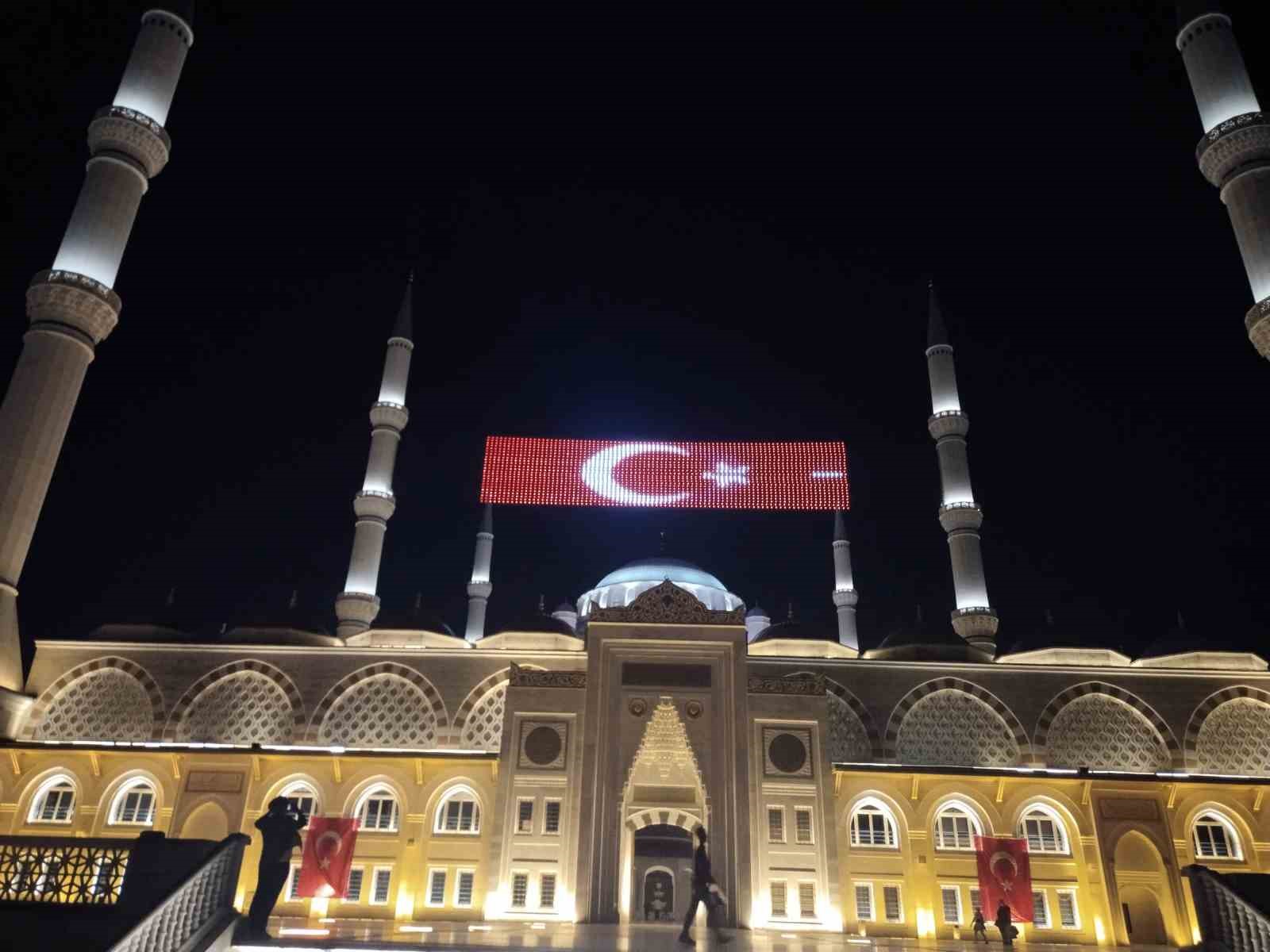 &Ccedil;amlıca Camii&rsquo;nde 15 Temmuz&rsquo;un 10. Yılında sela sesleri yankılandı
