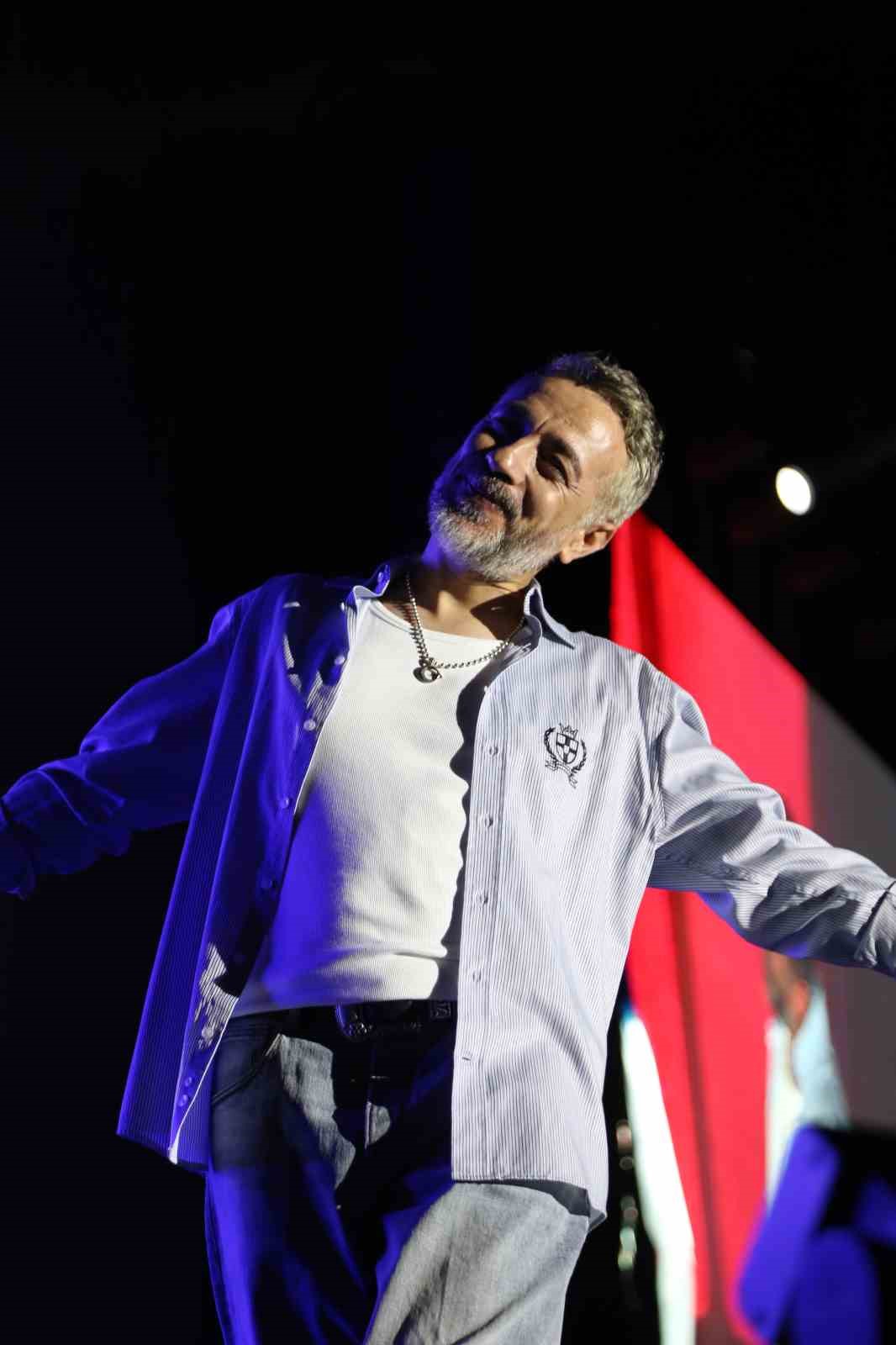 Resul Dindar ve &Uuml;mit Yaşar, Kastamonu&rsquo;da binlerce vatandaşa unutulmaz bir gece yaşattı