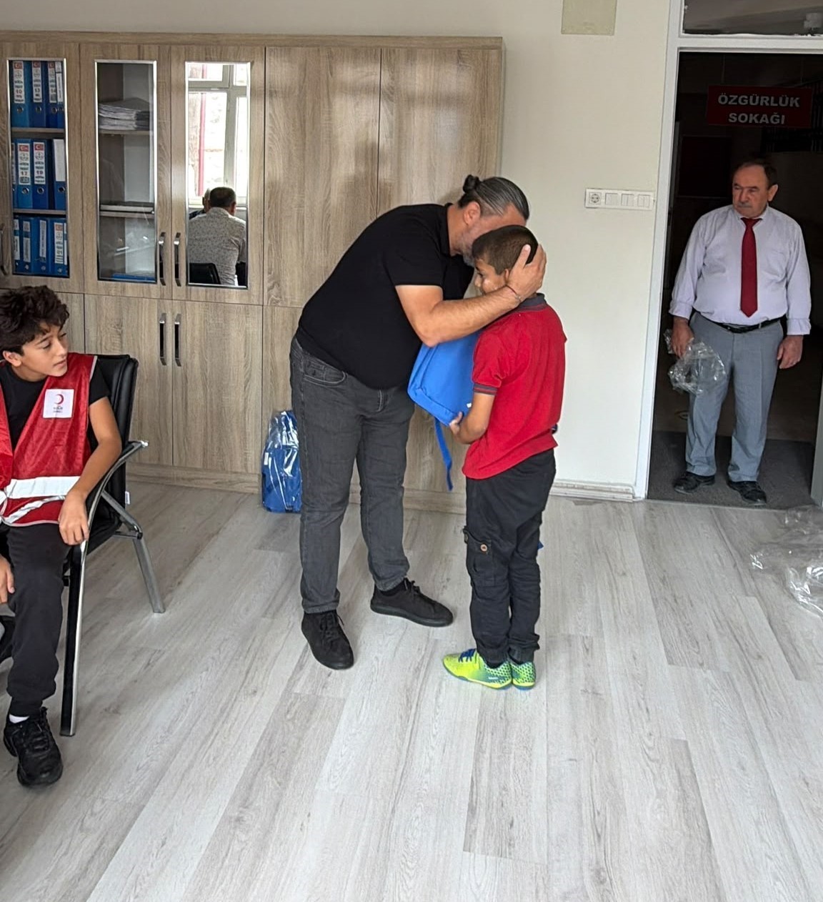 Kızılay&rsquo;dan Buldanlı &ouml;ğrencilere &ccedil;anta ve kırtasiye desteği