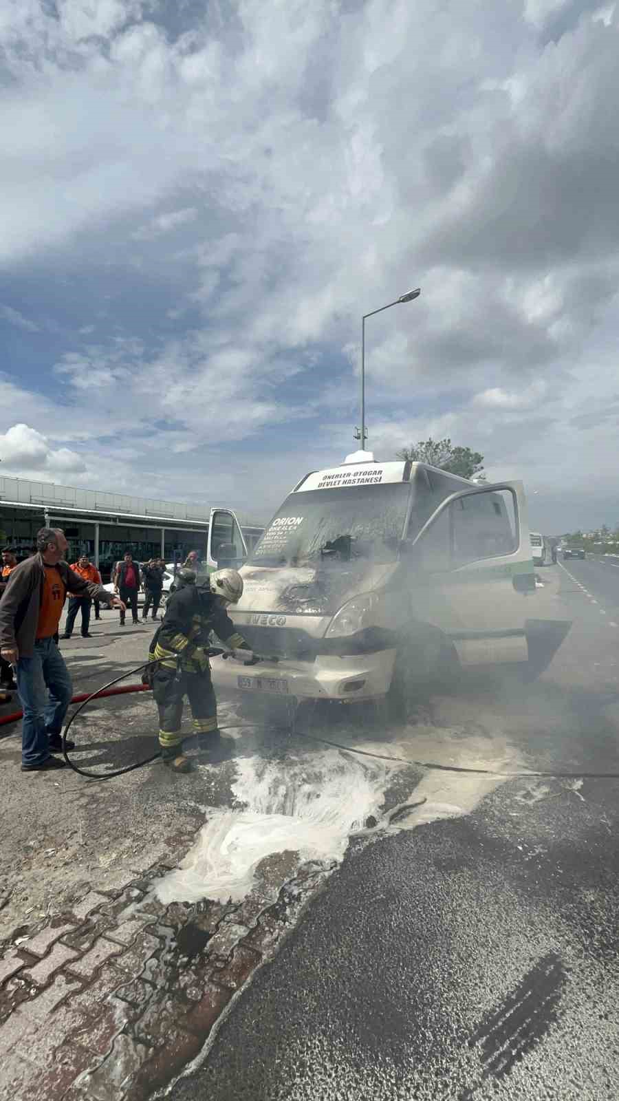 Minib&uuml;s&uuml;n durumuna yakınırken yangına yakalandılar