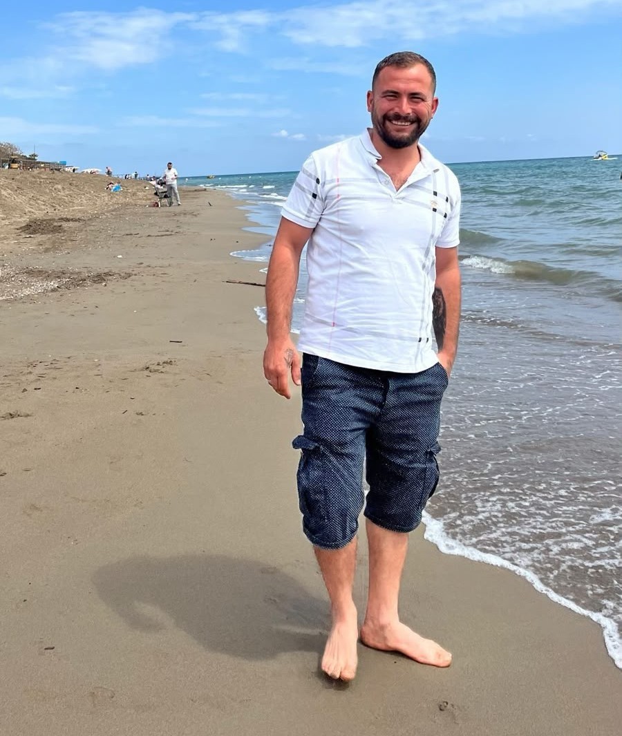Sulama kanalı kenarında eşyaları bulunan sera işçisini arama çalışmaları ikinci günde de sürüyor