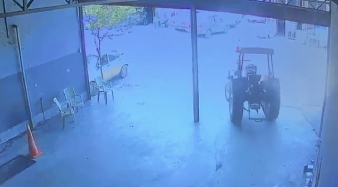El freni çekilmeyen traktör metrelerce ilerledi, yoldan geçen sürücü durdurdu