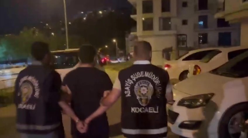 Özel harekat destekli operasyonda firarinin evine koçbaşıyla girildi