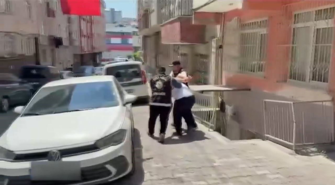 Bakırköy’de toplam değeri 50 milyon lira olan lüks araçları kundaklayan şüpheli kamerada