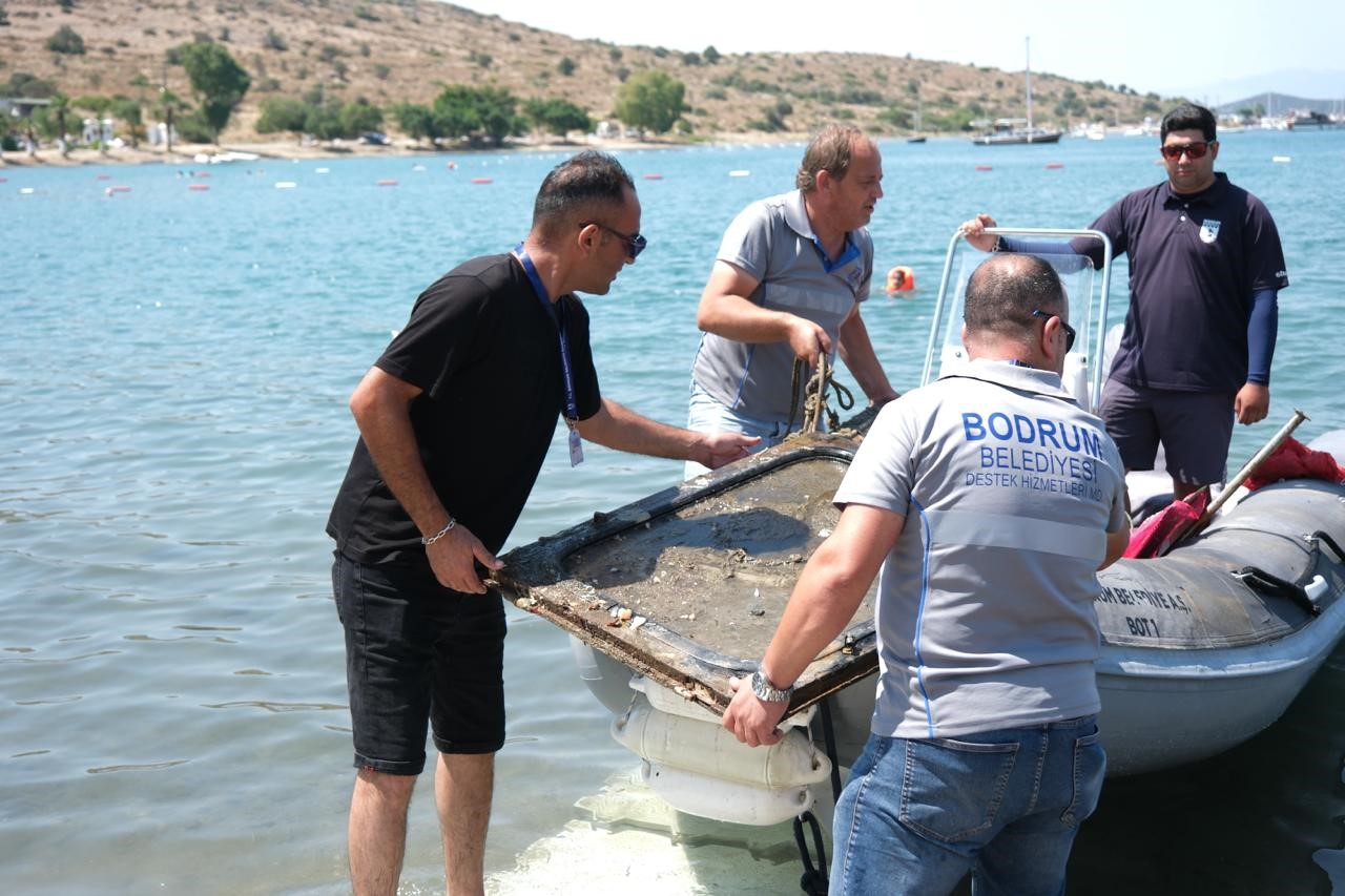 Bodrum&rsquo;da deniz dibinden 370 kilogram atık &ccedil;ıkarıldı