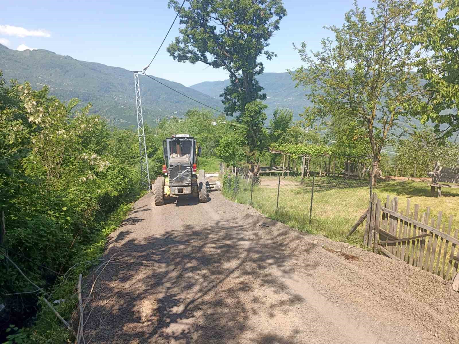 D&uuml;zce&rsquo;de k&ouml;y yollarında &ccedil;alışmalar s&uuml;r&uuml;yor
