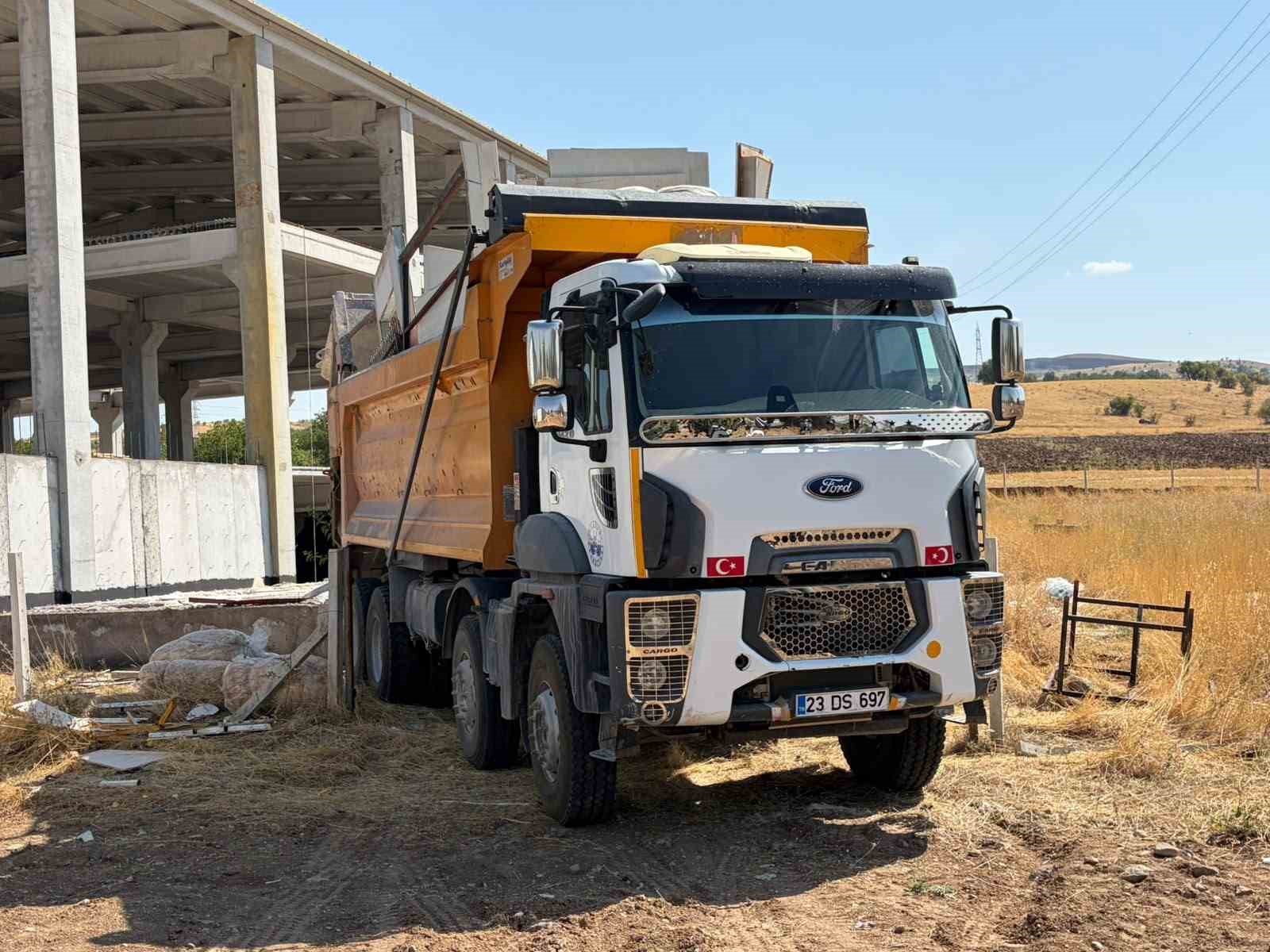 Kamyonun üzerinden düşen şahıs yaralandı