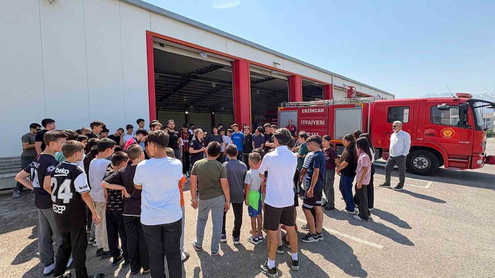 Öğrenciler itfaiyeciliği yerinde öğrendi