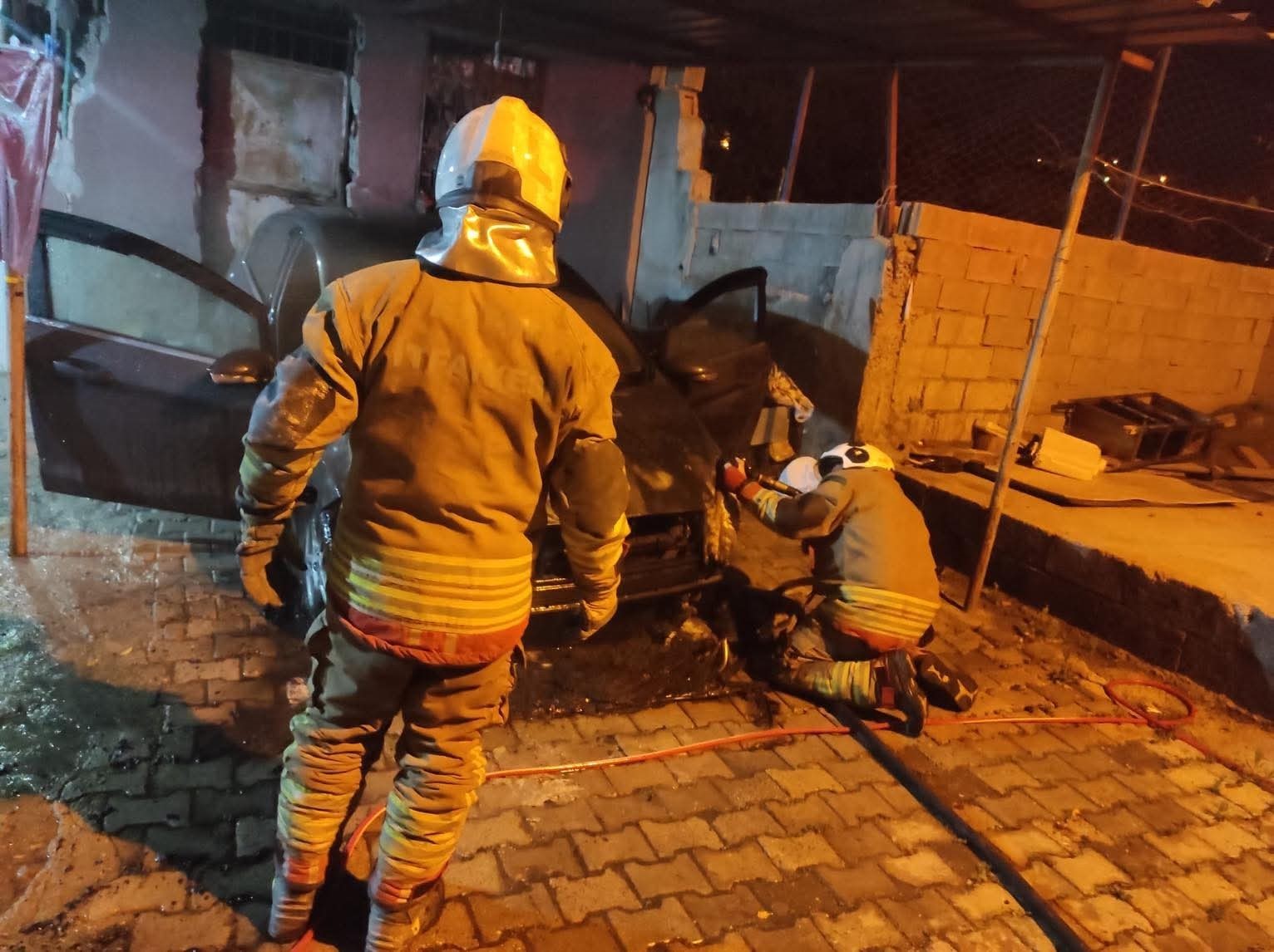İskenderun&rsquo;da otomobilin motorundan alevler y&uuml;kseldi