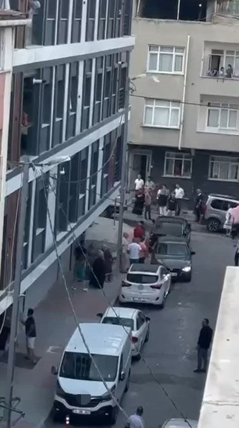 Küçükçekmece’de silahlı kavga: Yoldan geçen 1’i çocuk 2 kişi yaralandı