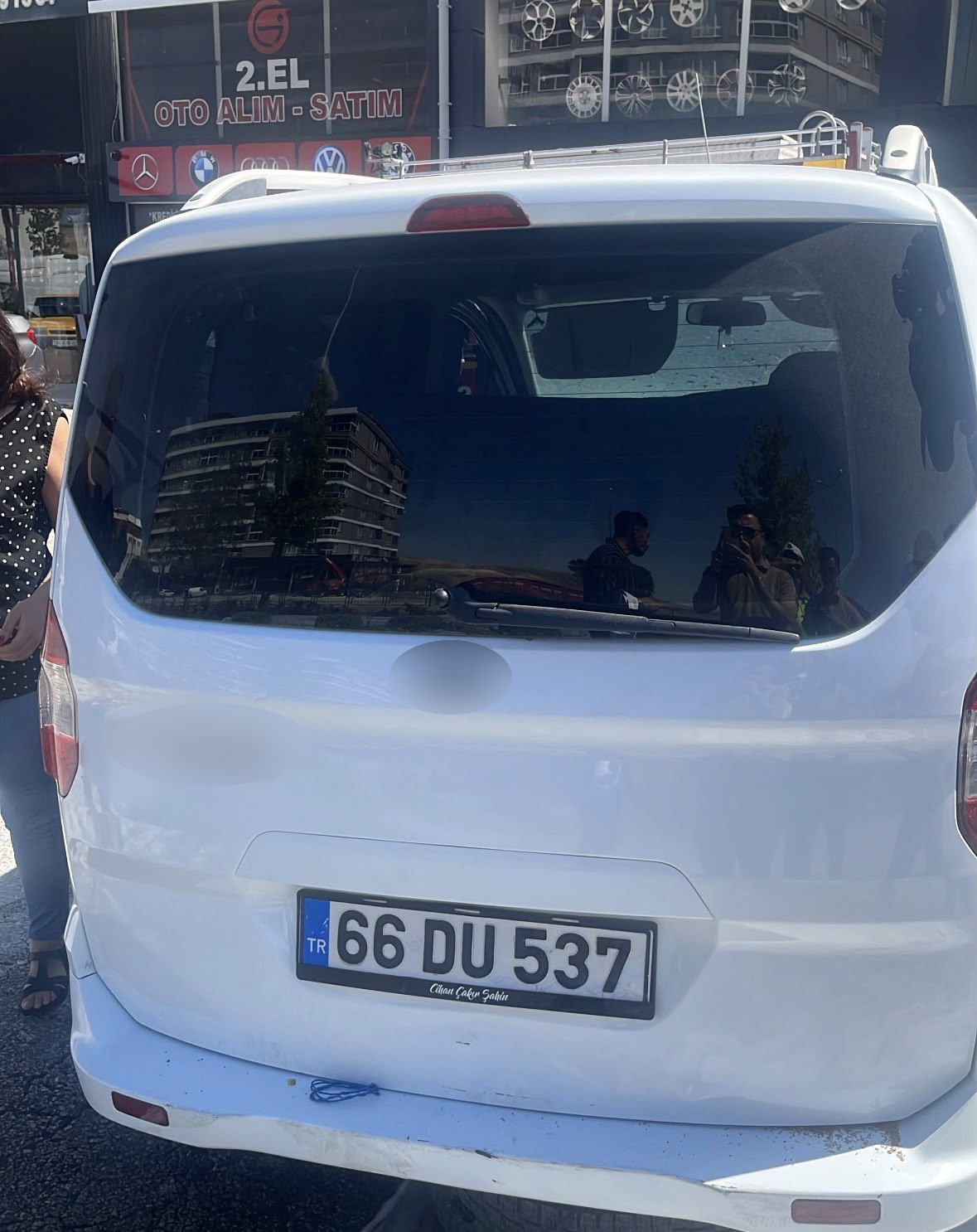 Otomobil ve hafif ticari araç çarpıştı, 1 kişi yaralandı