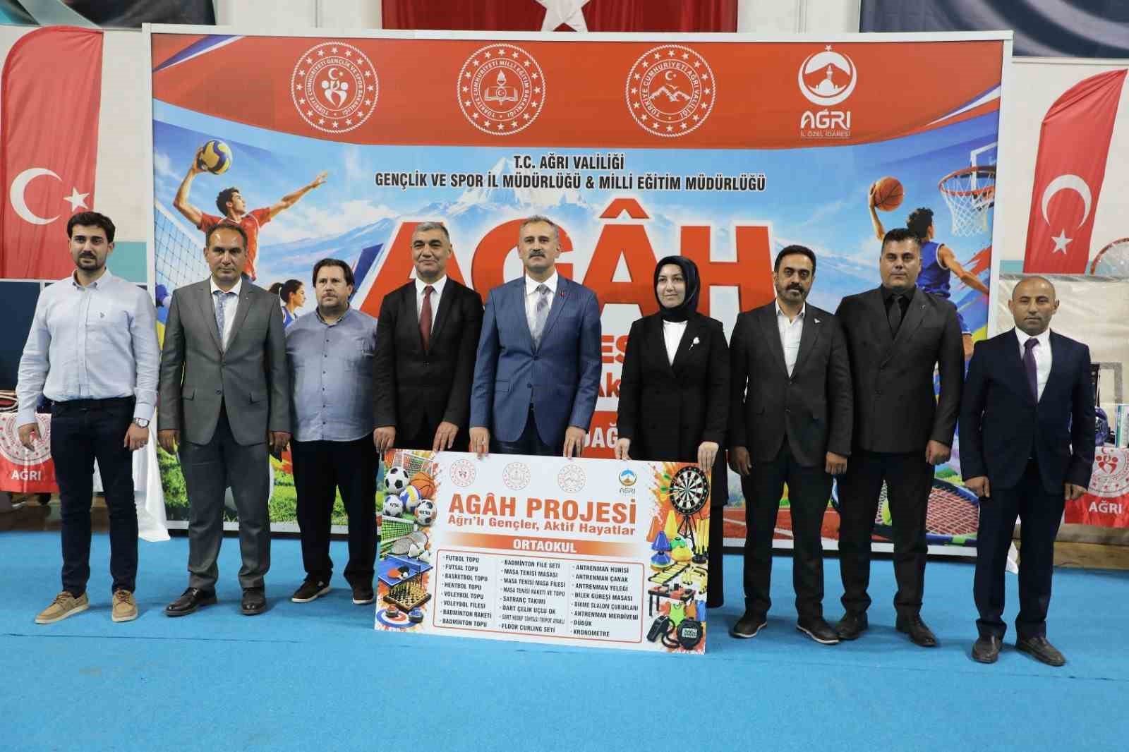 Ağrı’da 171 okula 15 milyon liralık spor malzemesi desteği