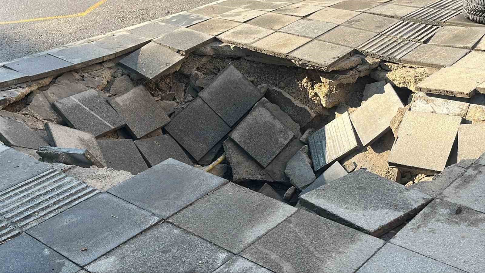 Çorum’da sağanak yağış sonrası kaldırım çöktü