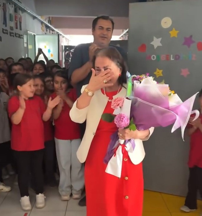 Keşan&rsquo;da 41 yıllık &ouml;ğretmen g&ouml;zyaşlarıyla emekliliğe uğurlandı