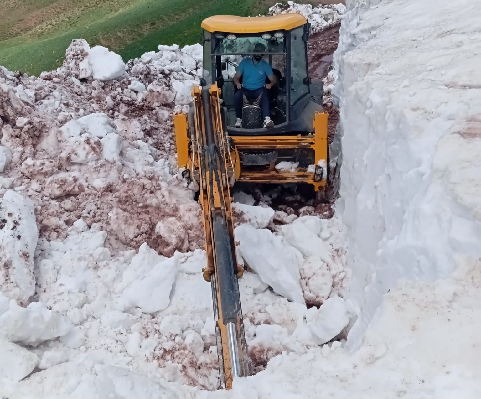 Tunceli’de haziran ortasında karla mücadele sürüyor