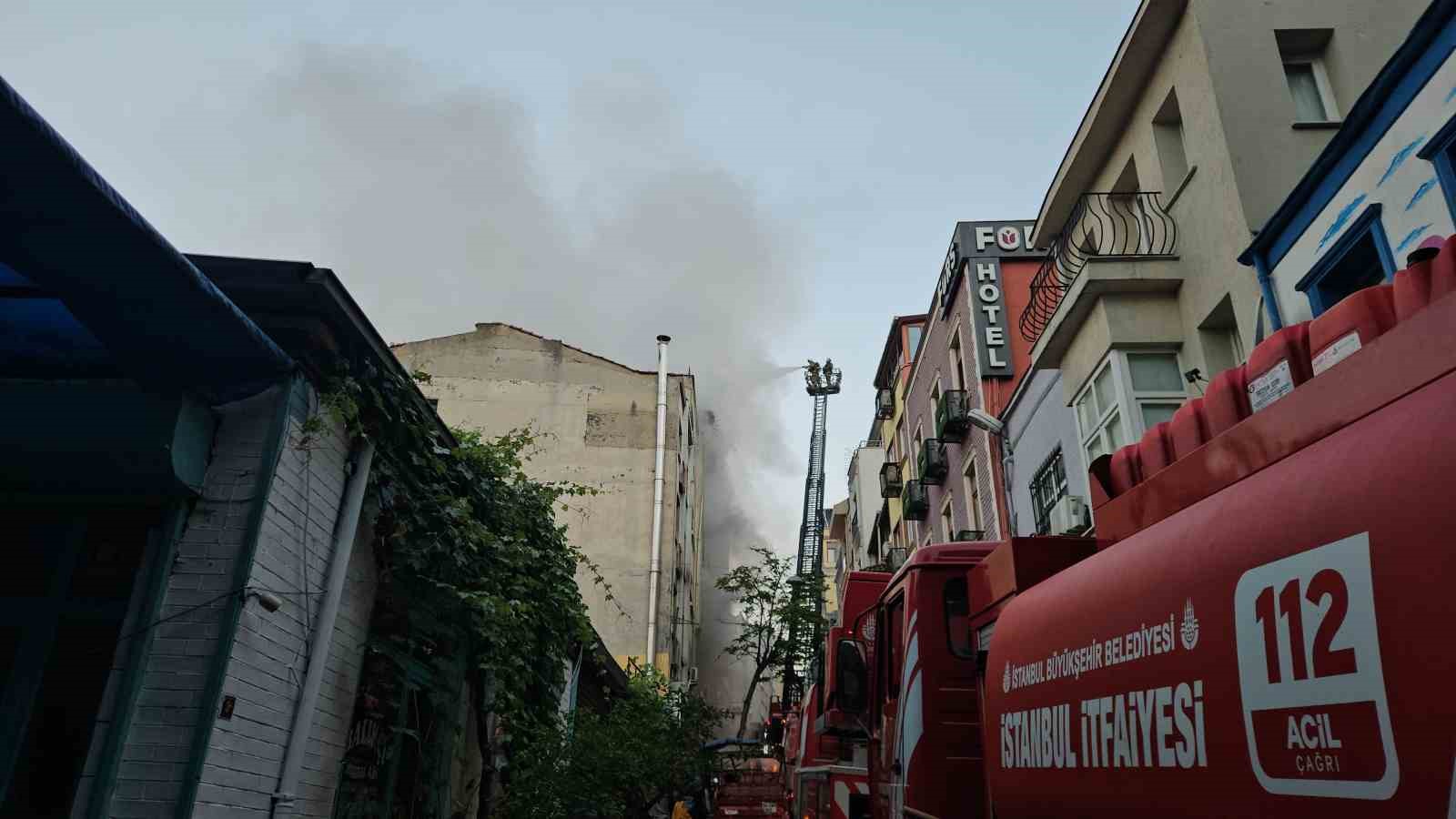 Fatih&rsquo;te 5 katlı iş hanında yangın: 1 kişi kurtarıldı