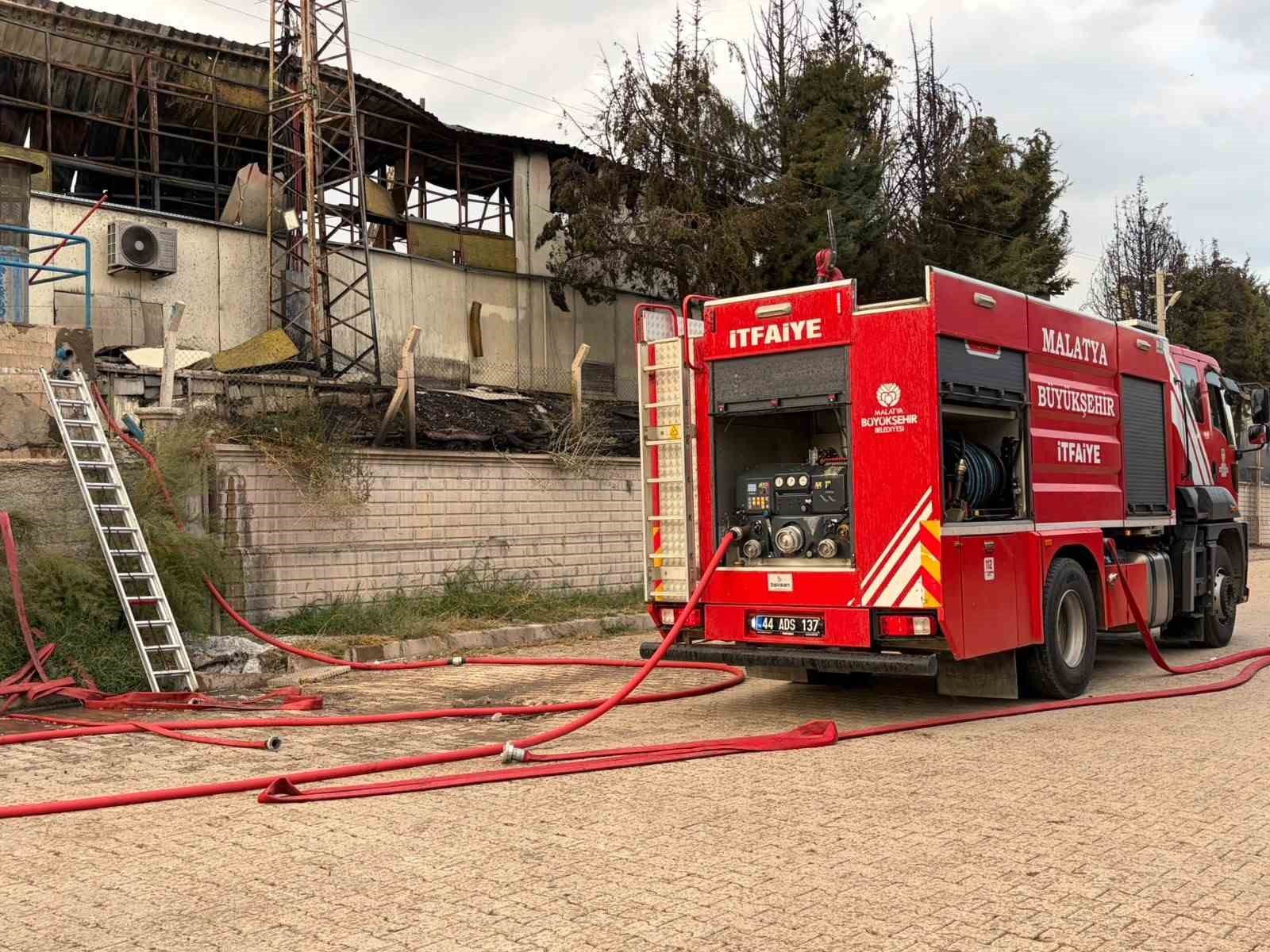 Elazığ’da yalıtım fabrikasında çıkan yangın 3,5 saatlik çalışmayla söndürüldü