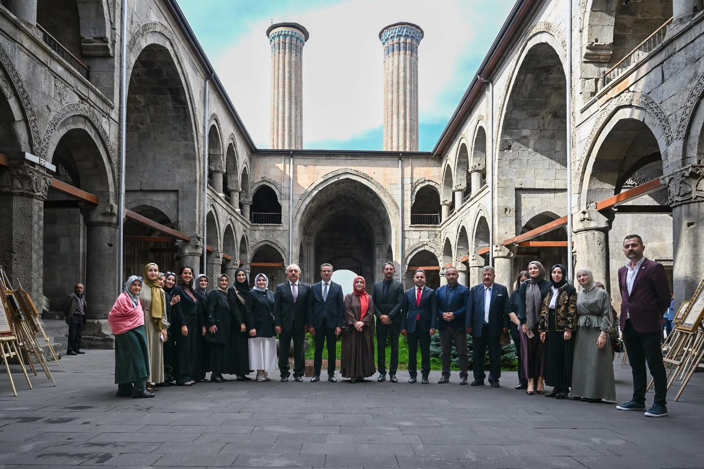 Erzurum’un kadim izleri Çifte Minareli Medrese’de sanatseverlerle buluştu