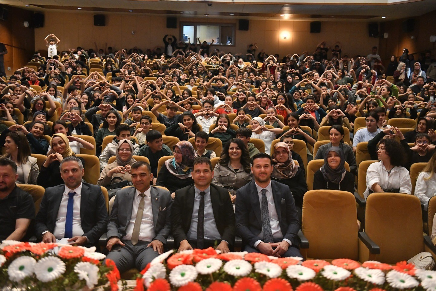 Yeşilyurt&rsquo;ta &ouml;ğrenciler "başarının sırrını" m&uuml;nazara ile tartıştı