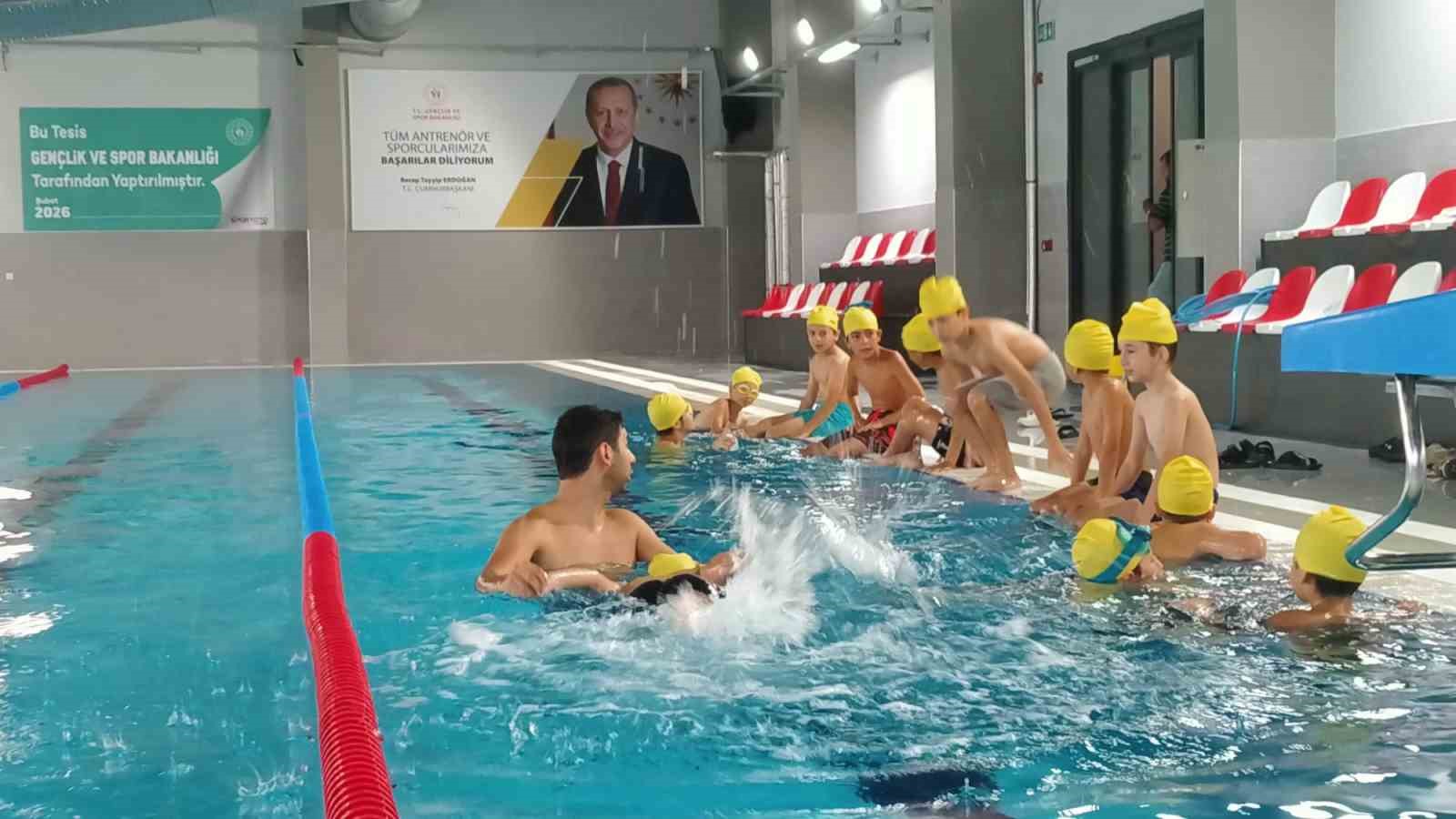 Burhaniye&rsquo;de Kur&rsquo;an kursu &ouml;ğrencilerinin havuz keyfi