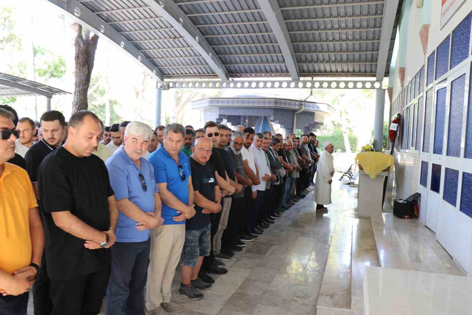 Denizli&rsquo;de otomobilin &ccedil;arptığı kadın son yolculuğuna uğurlandı