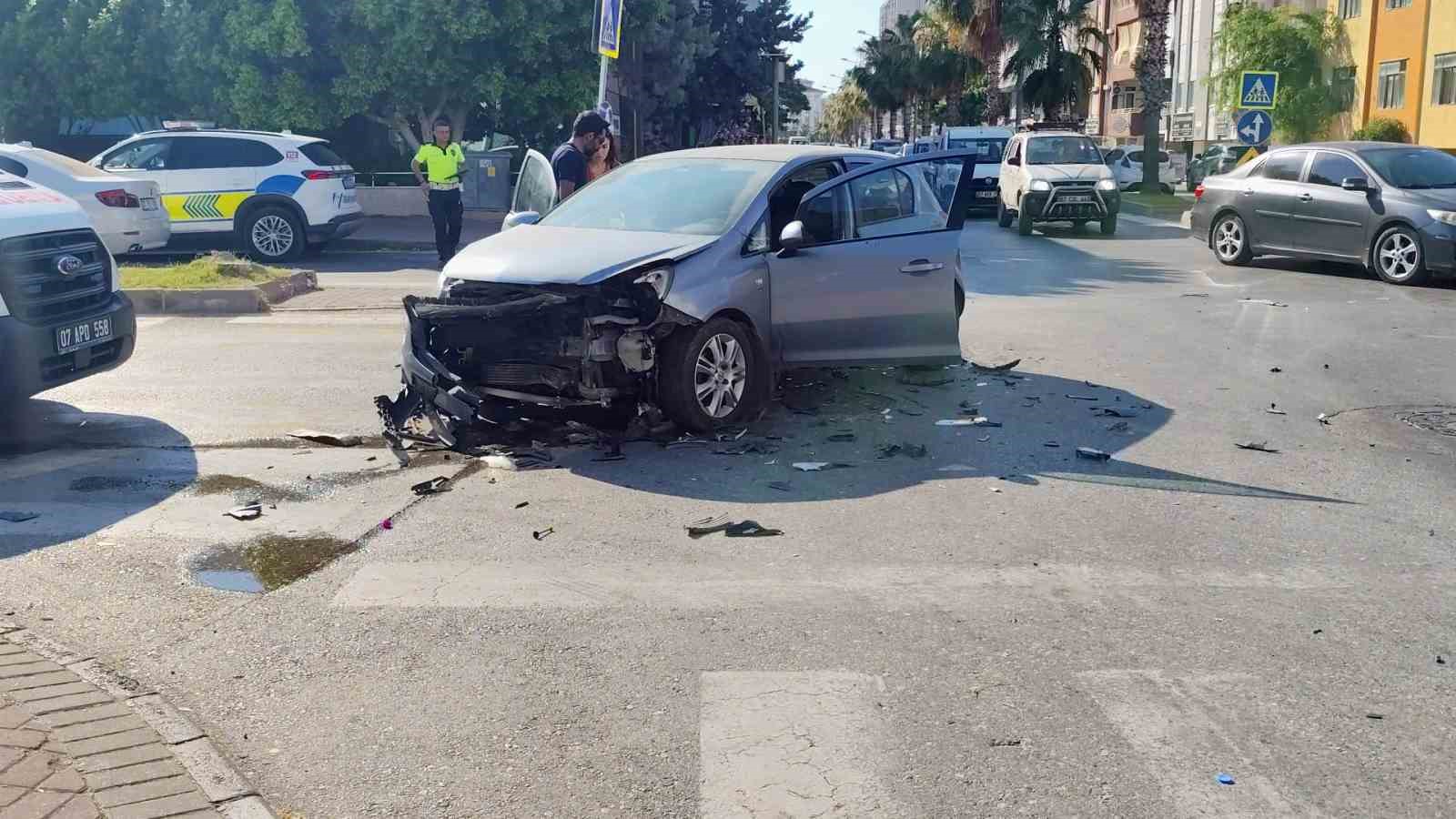 Manavgat’ta otomobiller çarpıştı, sürücüler yaralandı