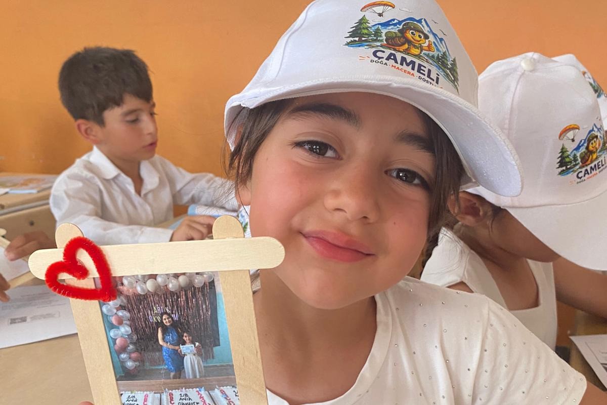 &Ccedil;amelili &ouml;ğrenciler karne sevincini Şırnak&rsquo;taki yaşıtlarıyla birlikte yaşadı