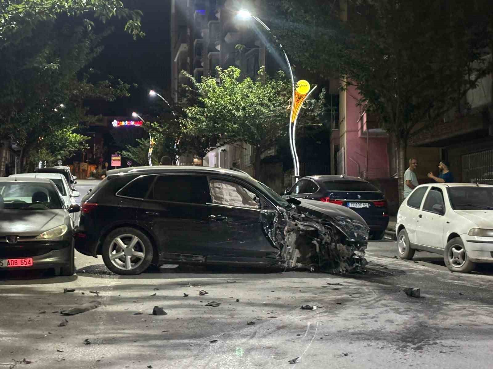 Bafra’da kontrolden çıkan otomobil park halindeki 6 araca çarptı