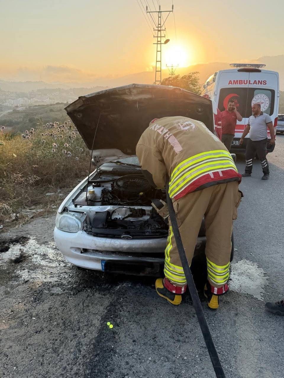 Antakya’da otomobilin motorundan alevler yükseldi