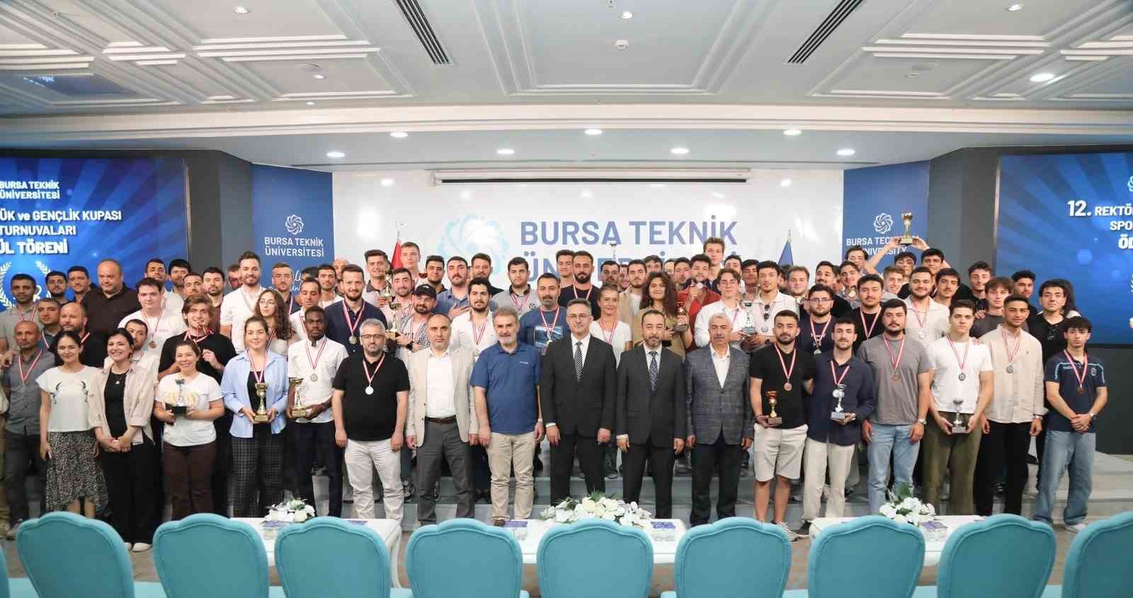 12. Rekt&ouml;rl&uuml;k ve Gen&ccedil;lik Kupası&rsquo;nda &ouml;d&uuml;ller sahiplerini buldu