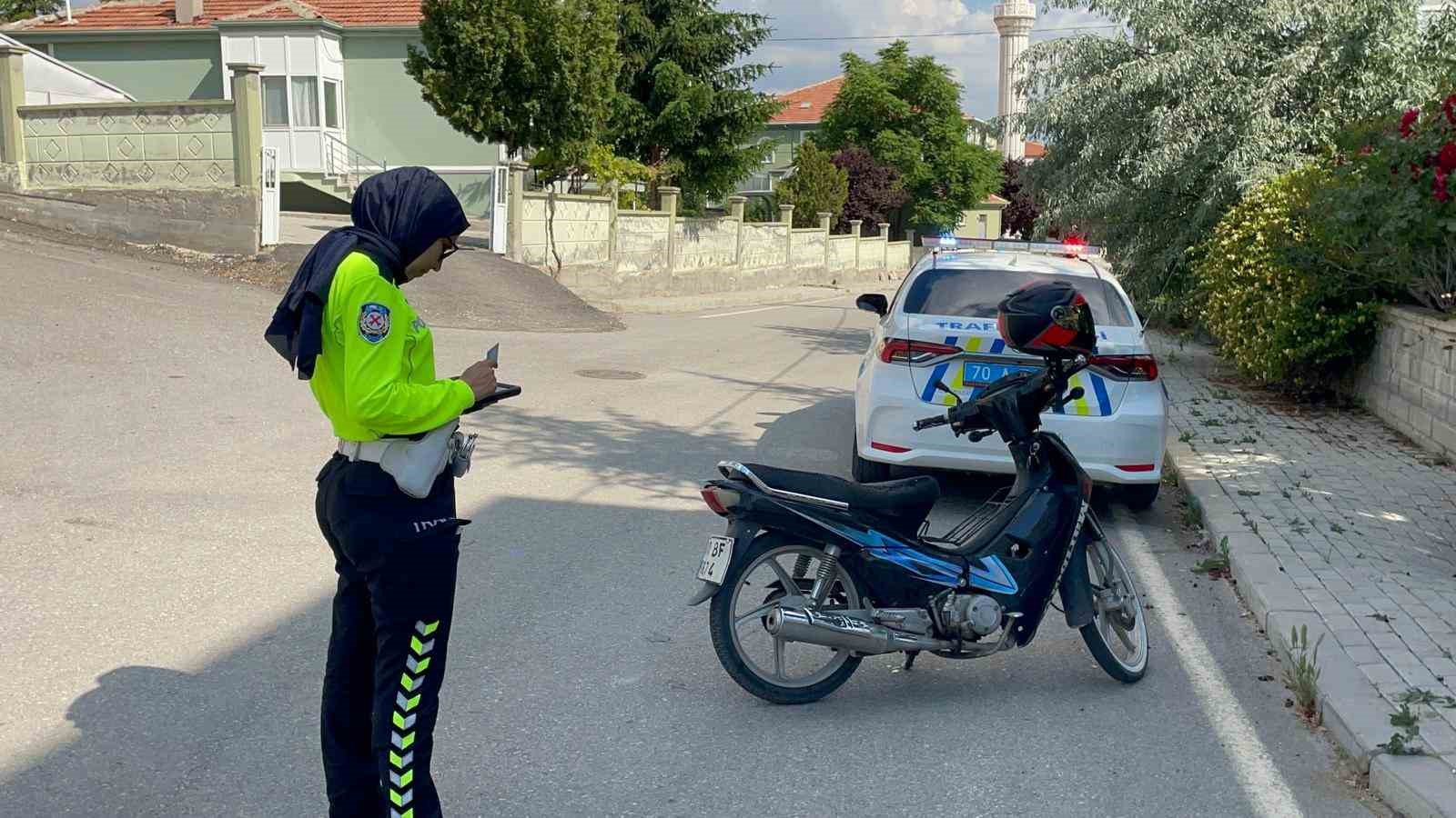 Karaman’da motosiklet devrildi: 3 yaralı