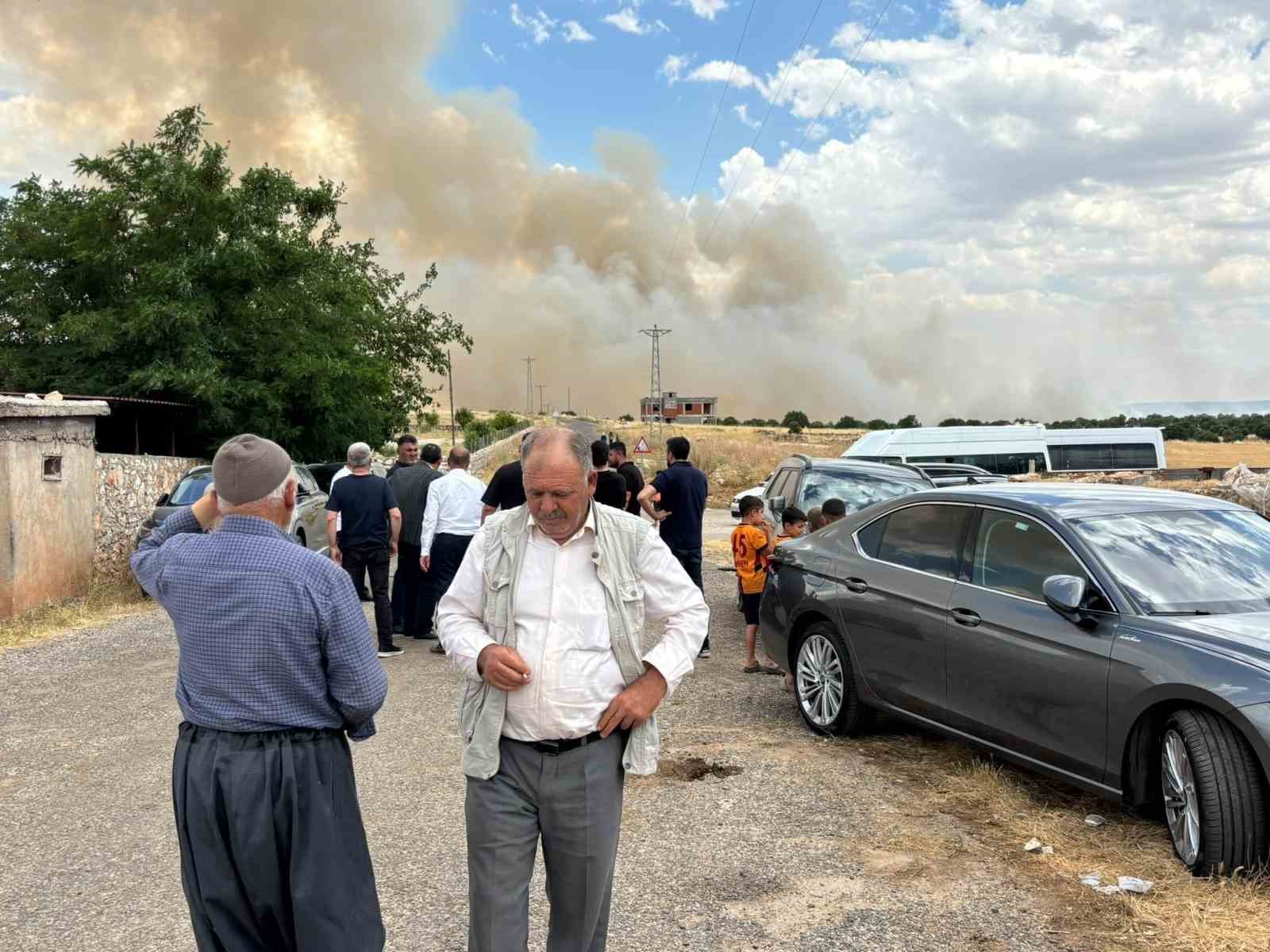 Diyarbakır’da ekili arazide yangın: Yüzlerce dönüm buğday tarlası kül oldu
