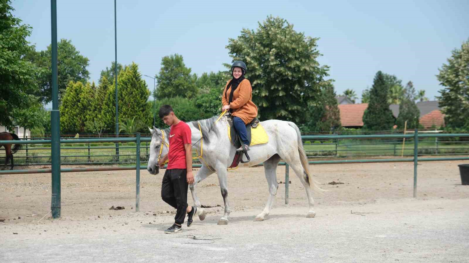 Sağlıklı yaşam yolculuğunda bu kez at biniciliği heyecanı yaşadılar