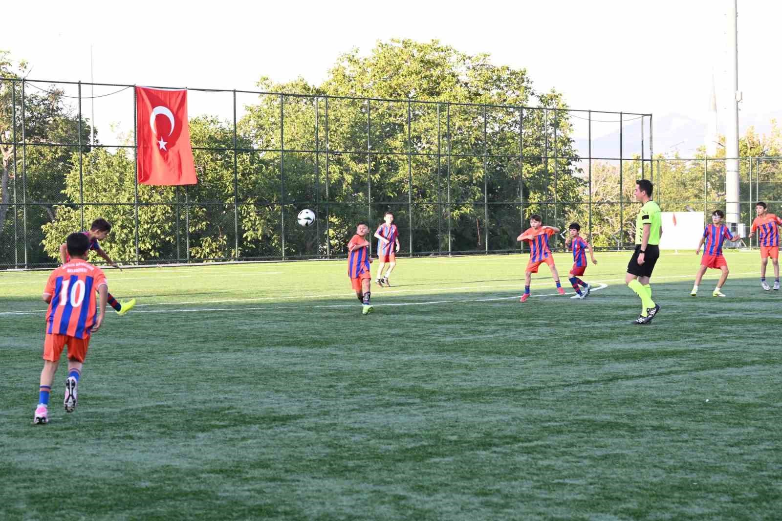 Isparta&rsquo;da minik kramponlar sahaya &ccedil;ıktı
